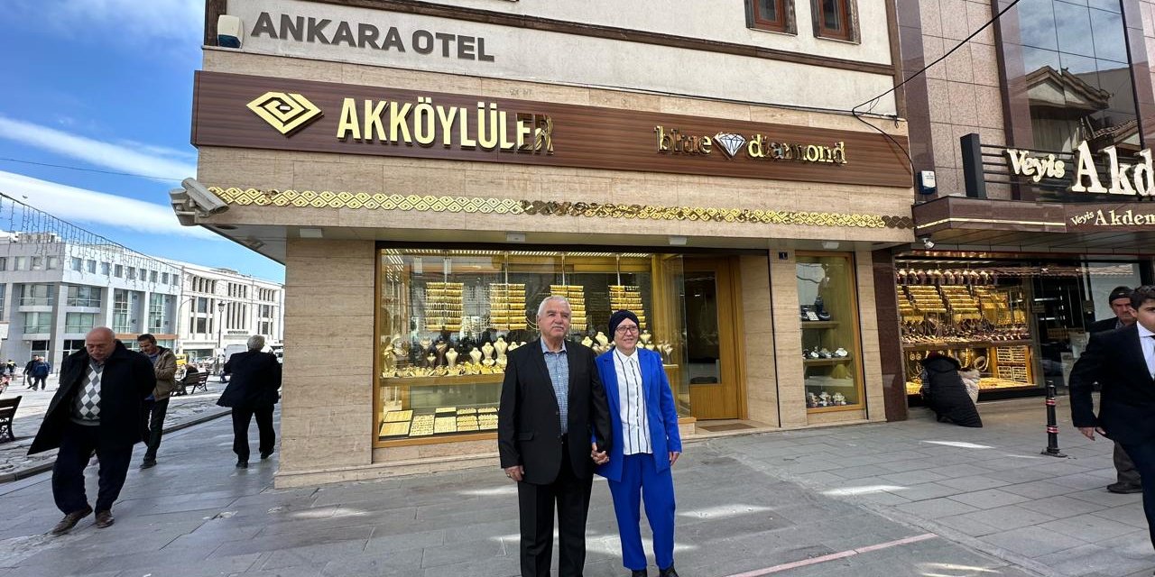 Akköylüler Kuyumculuk 50.Yılını 50 Yıllık Evli Çifte Hediyeyle Kutladı!